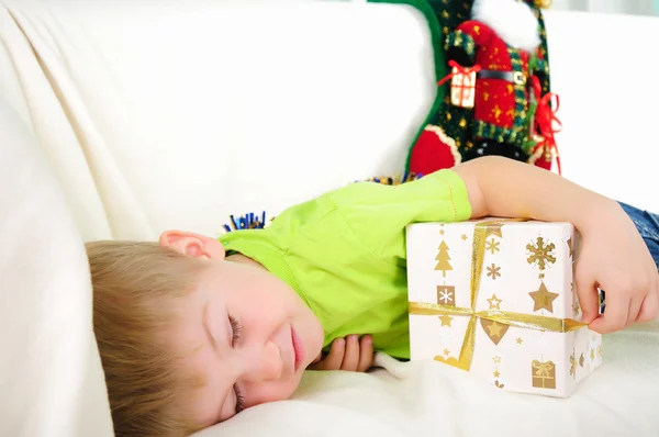 小さな男の子は休日を待っているソファに寝てをしまった メリー クリスマスと新年あけましておめでとうございます — ストック写真