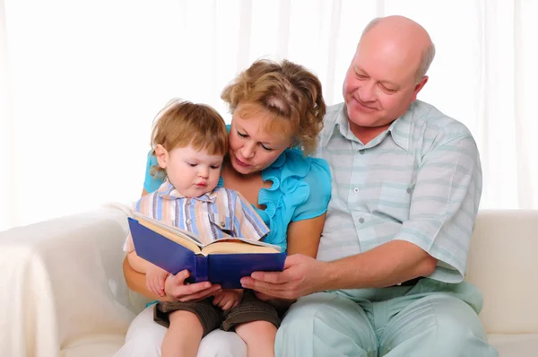 Nagymama Nagyapa Unokája Egy Könyvet Olvas Együtt Család Jelképe — Stock Fotó
