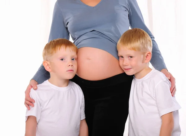 Δύο Αδέλφια Κόκκινο Και Έγκυος Μητέρα Τους Περνούν Χρόνο Μαζί — Φωτογραφία Αρχείου
