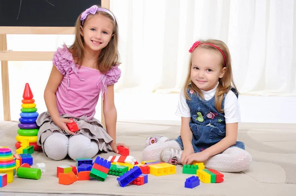 Två små flickor spela — Stockfoto