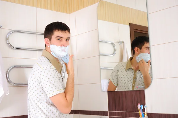 Mladý muž holení ráno — Stock fotografie