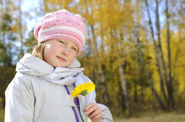 一朵黄花在秋天的森林中一个小女孩 — 图库照片