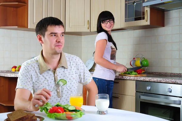 年轻的夫妇在一起在清晨早餐 — 图库照片