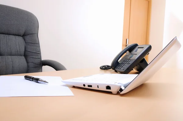 Ofisteki Işyeri Çalışanı Telefon Bilgisayar — Stok fotoğraf