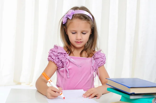 Bambina Sta Studiando Letteratura Legge Libro Mentre Siede Tavolo Bianco — Foto Stock
