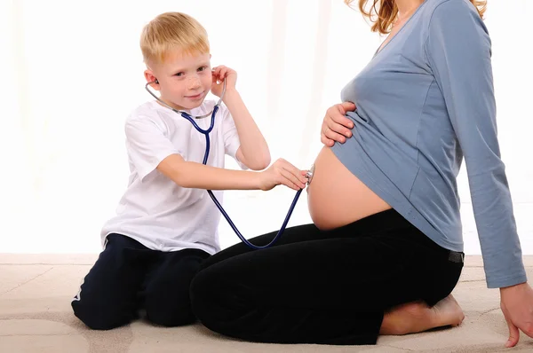Маленький мальчик и его беременная мать — стоковое фото