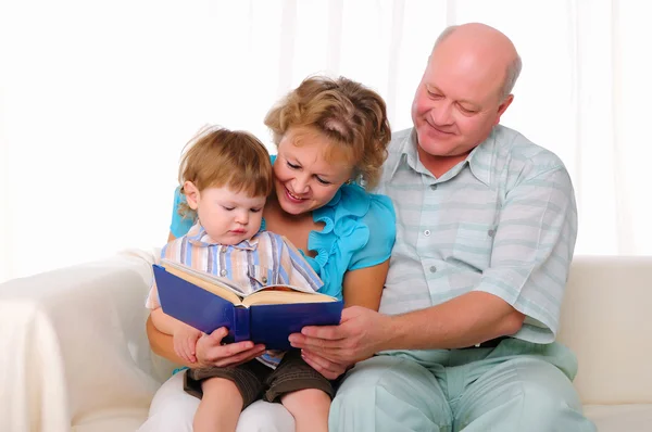 Babcia Dziadek Wnuk Razem Czytając Książkę Symbol Rodu — Zdjęcie stockowe