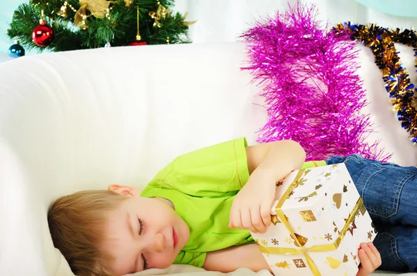 Rapazinho Adormeceu Sofá Espera Umas Férias Feliz Ano Novo Feliz — Fotografia de Stock