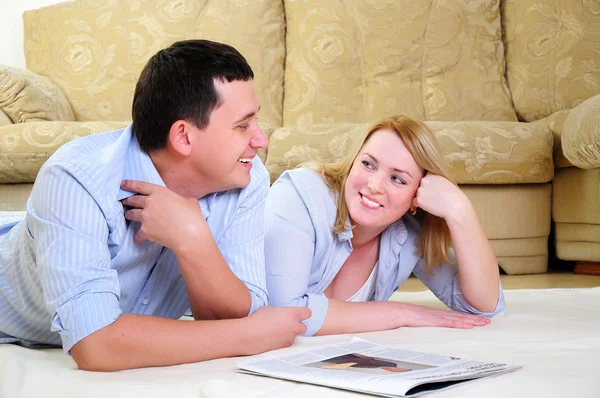 Young Couple Spends Time Together Interior — Stock Photo, Image