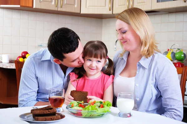 Dad Mom Little Daughter Lunching Together His Kitchen — Stock Photo, Image