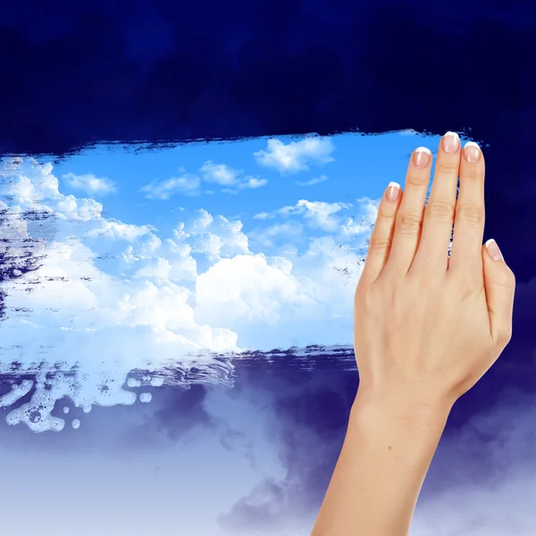 Χέρι Σκουπίζει Εθνικη Παράθυρο Ένα Μπλε Ουρανό — Φωτογραφία Αρχείου