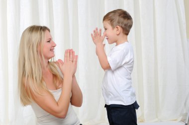 genç anne ve oğlu birlikte eğlenmek