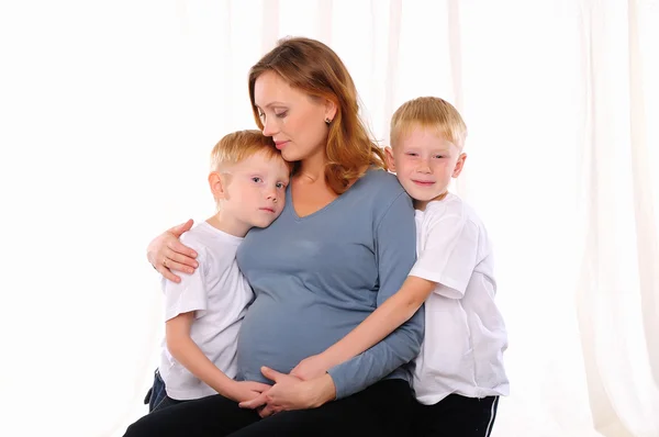 Zwei Rote Brüder Und Ihre Schwangere Mutter Verbringen Zeit Miteinander — Stockfoto