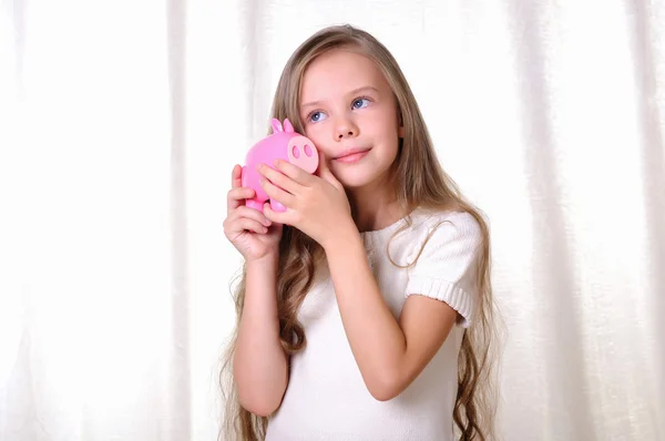 Portret Van Een Jonge Mooi Meisje Met Een Piggy Bank — Stockfoto