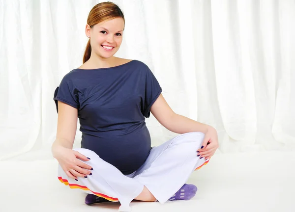 Portret Młodej Dziewczyny Ciąży Jasnym Tle Robienie Ćwiczeń — Zdjęcie stockowe