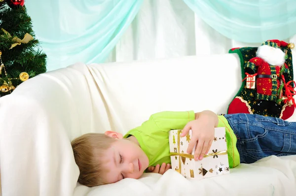 Malého chlapce padl spát na gauči — Stock fotografie