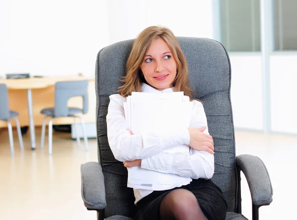 Genç Bir Kız Ofisinde Gri Bir Sandalyede Oturur — Stok fotoğraf