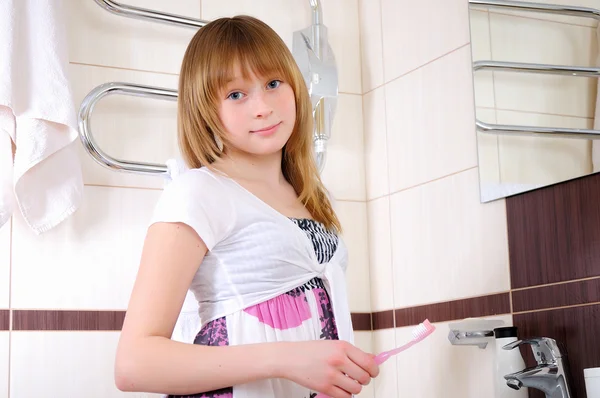 Uma Jovem Menina Acordando Manhã Cedo Escovando Dentes Seu Banheiro — Fotografia de Stock
