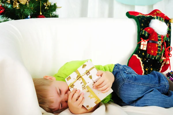 小さな男の子は休日を待っているソファに寝てをしまった メリー クリスマスと新年あけましておめでとうございます — ストック写真