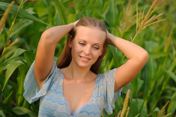 Молодая Девушка Фоне Зеленой Кукурузы Голубого Неба — стоковое фото