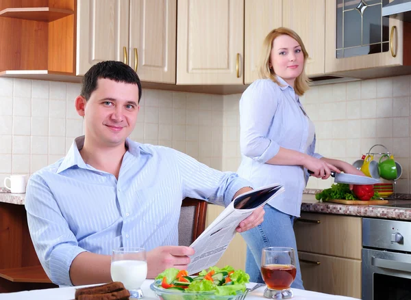 Vrouw Man Hebben Ontbijt Samen Zijn Keuken — Stockfoto
