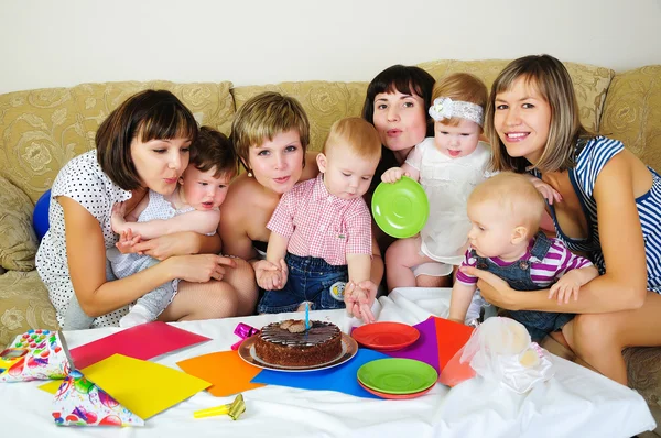 Mütter und ihre Kinder versammelt — Stockfoto
