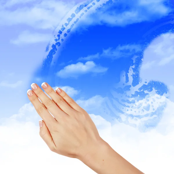 Рука Вытирает Туманное Окно Голубом Небе — стоковое фото