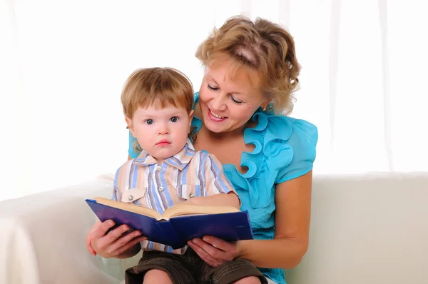 Бабуся Онук Читають Книжку Разом Символ Сім — стокове фото