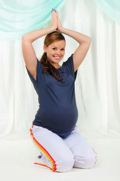 Πορτρέτο Του Ένα Νεαρό Κορίτσι Έγκυος Ανοιχτόχρωμη Επιφάνεια Κάνει Ασκήσεις — Φωτογραφία Αρχείου