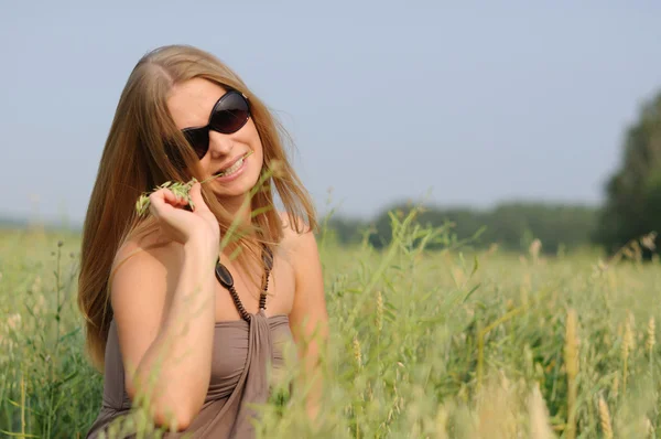 Jonge Vrouw Met Bril Het Veld Gelukkig Lachen — Stockfoto
