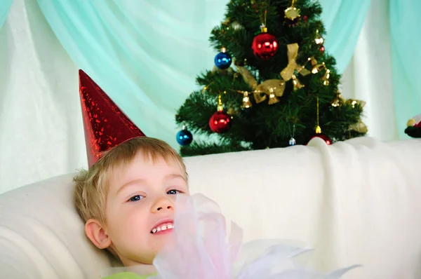 Küçük Bir Çocuk Tatil Için Hazırlanıyor Mutlu Noeller Mutlu Yeni — Stok fotoğraf