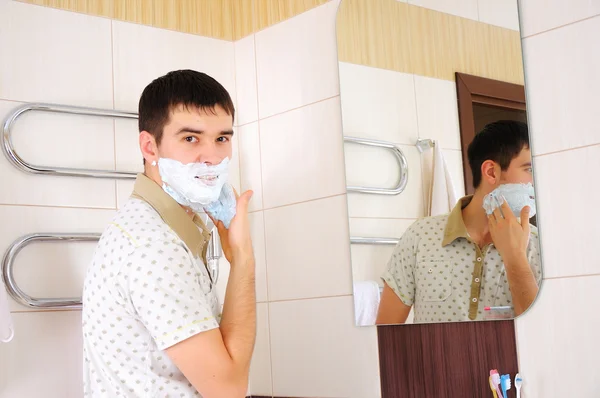 Молодий чоловік голиться вранці — стокове фото