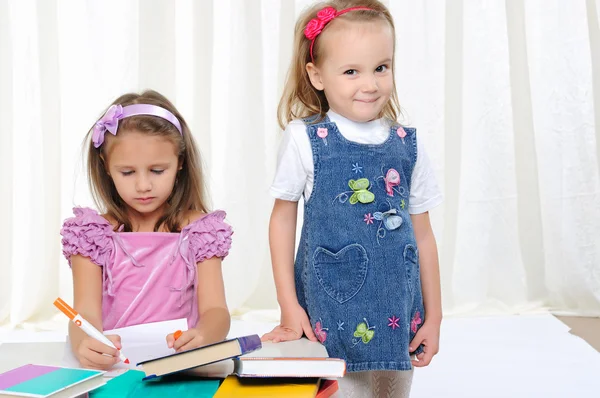 Bambine Stanno Studiando Letteratura Legge Libro Mentre Siede Tavolo Bianco — Foto Stock
