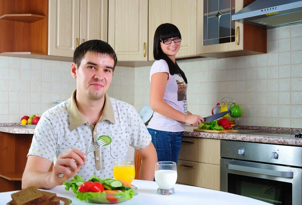 Молода пара за сніданком — стокове фото