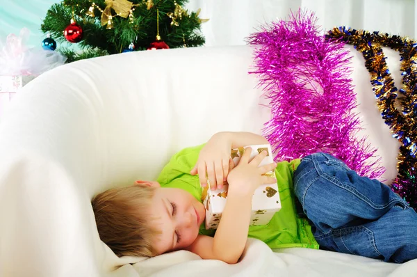 这个小男孩下跌等待一个假期在沙发上睡一觉 圣诞快乐 新年快乐 — 图库照片
