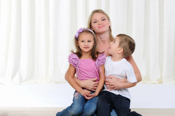 Jonge moeder, haar dochter en zoon — Stockfoto