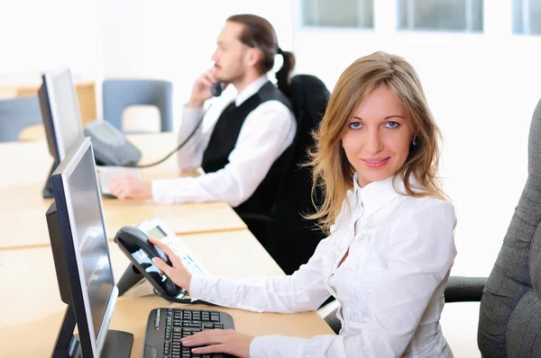 Genç Bir Kız Onun Işyerinde Ofisinde Bilgisayarda Çalışır — Stok fotoğraf