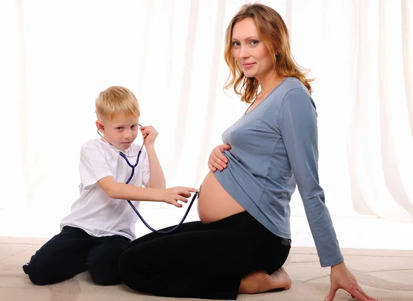 Mały Chłopiec Jego Matką Ciąży Spędzić Czas Razem — Zdjęcie stockowe