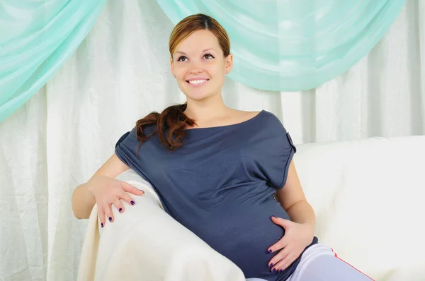 Egy fiatal terhes lány portréja — Stock Fotó