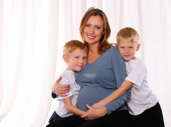 Zwei Rote Brüder Und Ihre Schwangere Mutter Verbringen Zeit Miteinander — Stockfoto