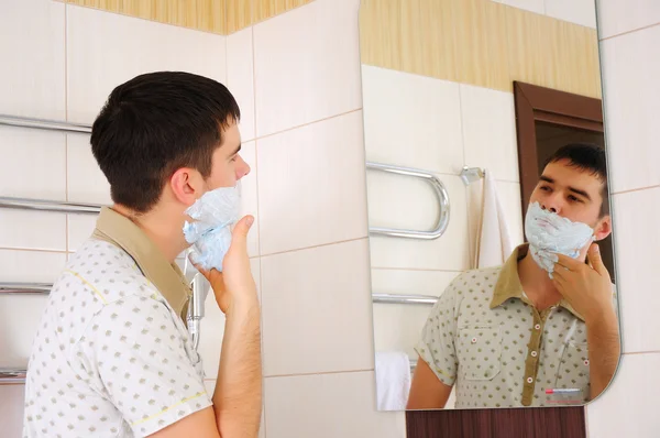Молодой человек бреется утром — стоковое фото