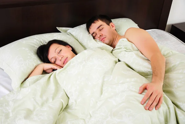 年轻夫妇睡 — 图库照片