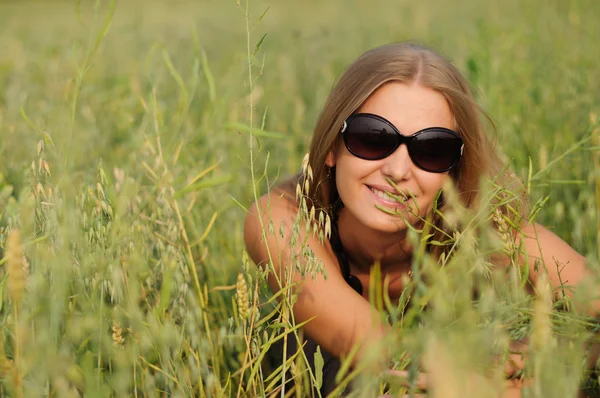 Giovane Donna Con Gli Occhiali Nel Campo Felice Ridente — Foto Stock
