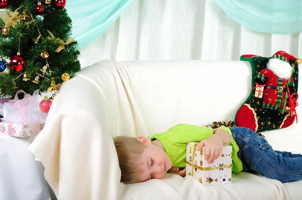 这个小男孩下跌等待一个假期在沙发上睡一觉 圣诞快乐 新年快乐 — 图库照片