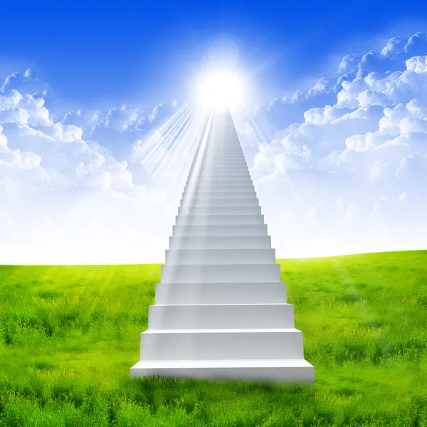 Escalera blanca que se extiende a un cielo brillante — Foto de Stock
