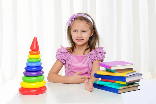 Klein meisje bestudeert literatuur — Stockfoto