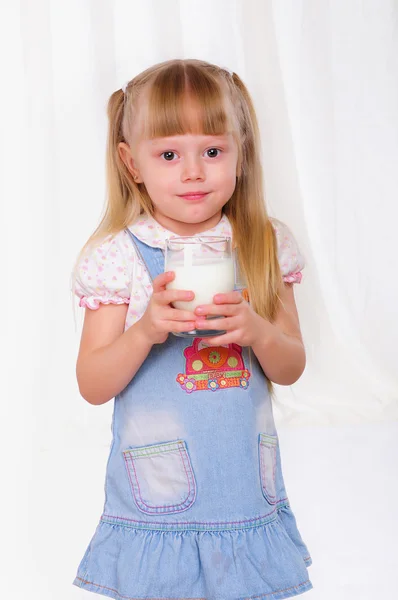 Klein Meisje Blauwe Jurk Drinkt Melk Uit Een Glas — Stockfoto
