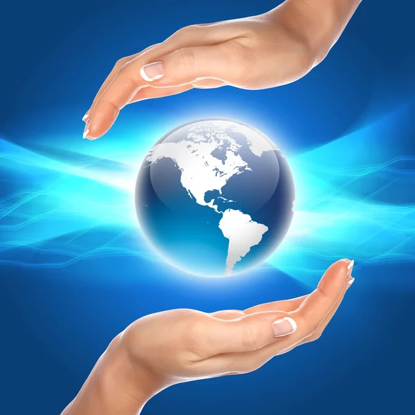 手と地球 環境保護のシンボル — ストック写真