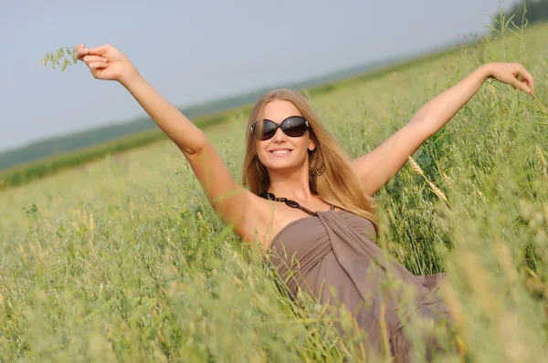 Junge Frau Mit Brille Auf Dem Feld Glücklich Und Lachend — Stockfoto
