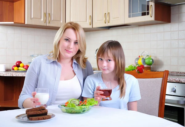 Mamma Och Dotter Äta Frukost Tillsammans Köket — Stockfoto